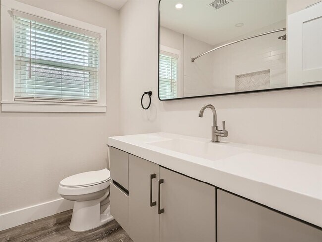 Building Photo - 5804 Eureka Dr