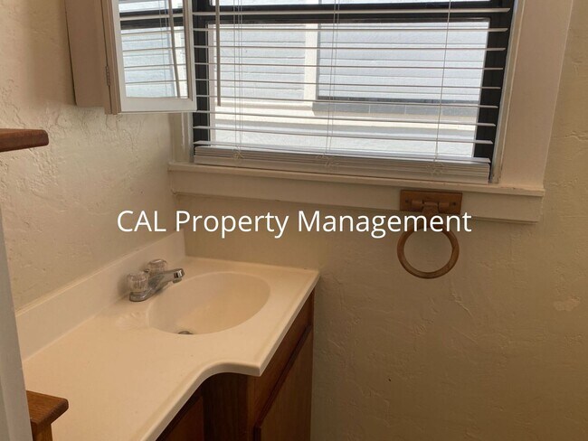Building Photo - Stylish South Salinas Home | 2 Bed / 1.5 Bath | 1,370 sq ft