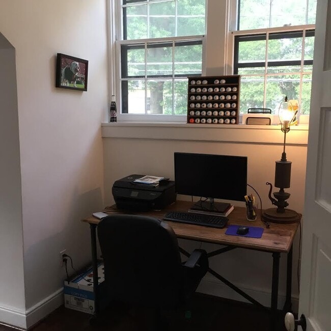 Building Photo - -- AVAILABLE SEPTEMBER 4TH -- 2 BR / 1 BA Beautiful Historic Carriage House on Monument Ave! Avai...