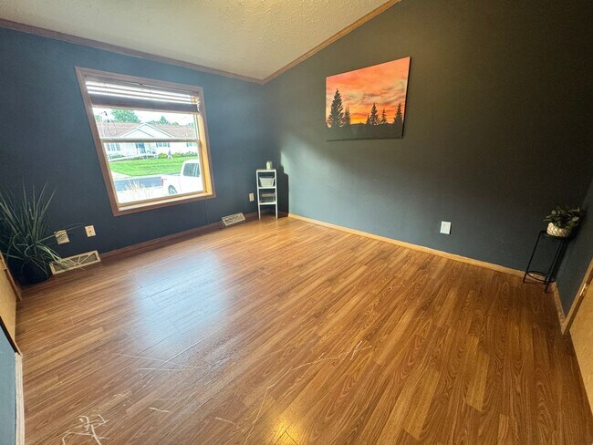 Building Photo - 215 Greenbush Dr