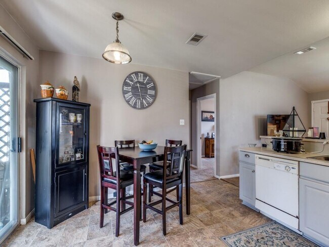 Building Photo - 9651 Oak Hill Dr