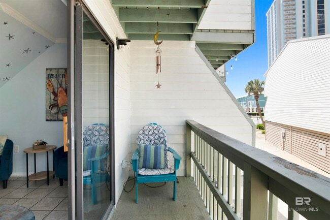 Building Photo - 554 E Beach Blvd