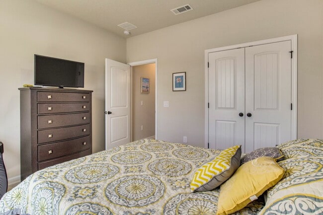 Building Photo - Bright, Beautiful Home in the Highly Desirable Sunrise Gated Community!