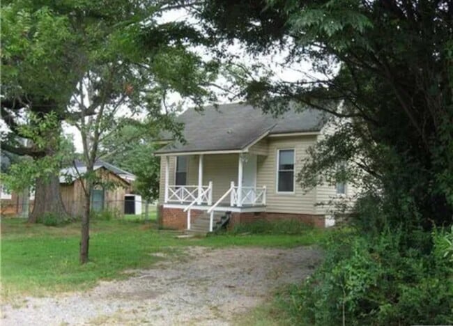 Building Photo - 401 Celia St