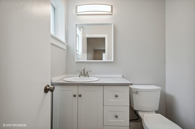 Half Bath (en suite) - 1604 W Farwell Ave