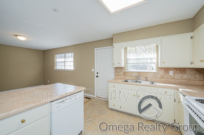 Building Photo - 504 Roselle Ln
