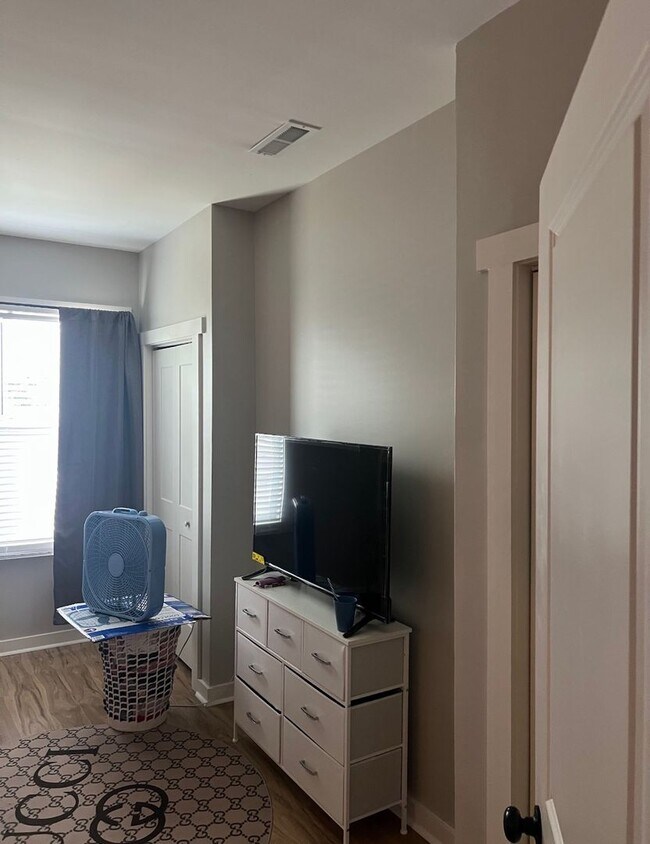 Building Photo - 1917 W Madison St