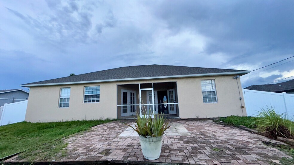 Building Photo - 2529 SW 11th Ct