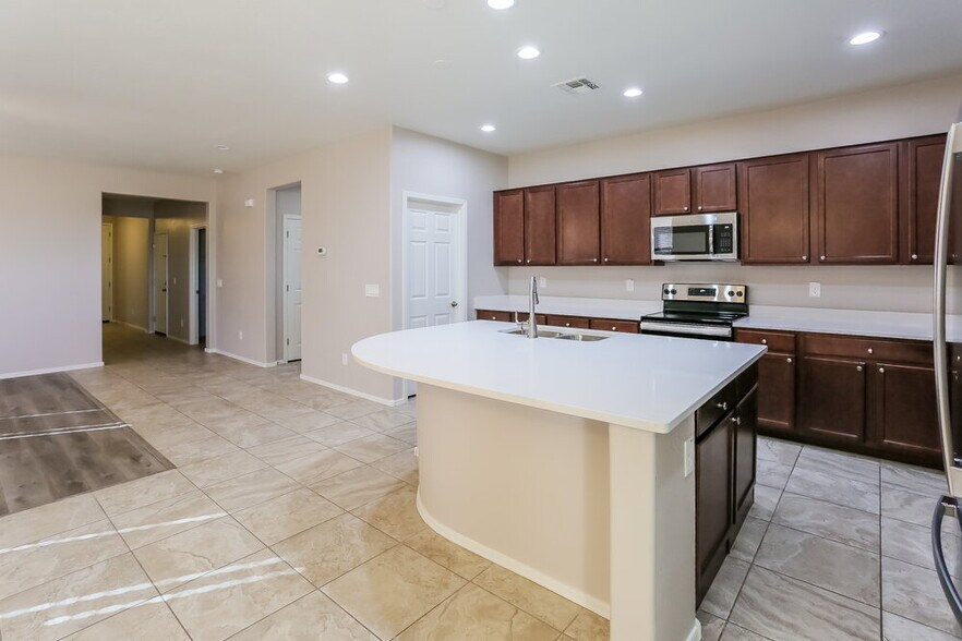 Building Photo - 6405 S 47th Dr