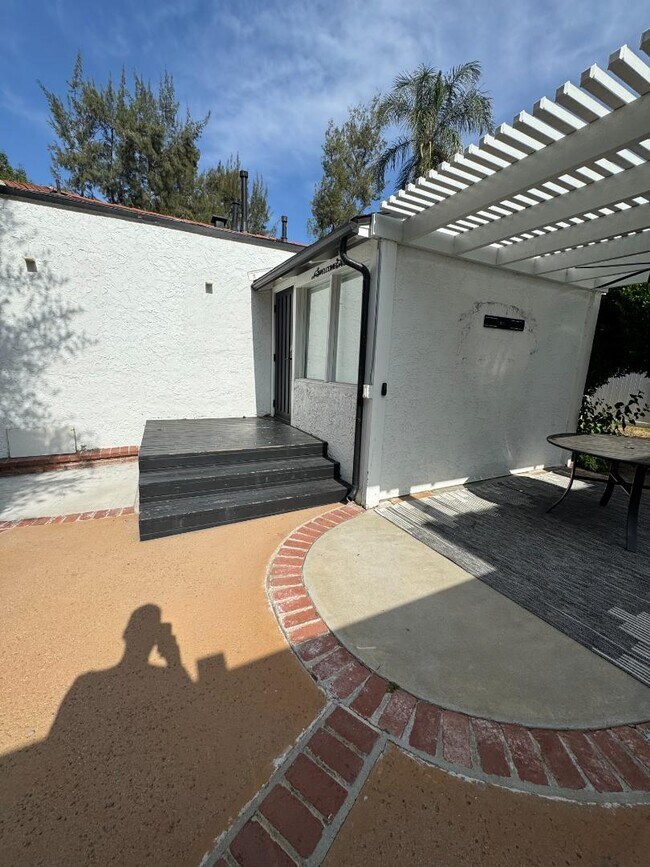 Building Photo - 5653 Calvin Ave