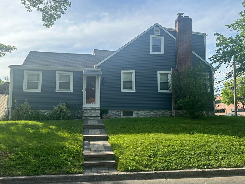 Primary Photo - 44 E Spring Valley Ave