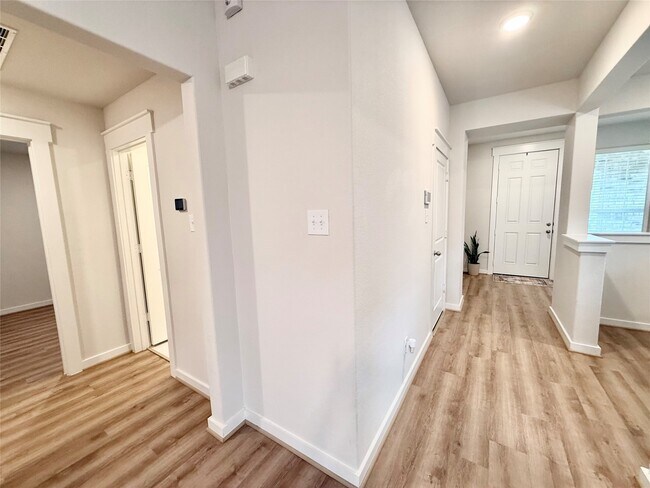 Building Photo - 7534 Coral Ter Dr