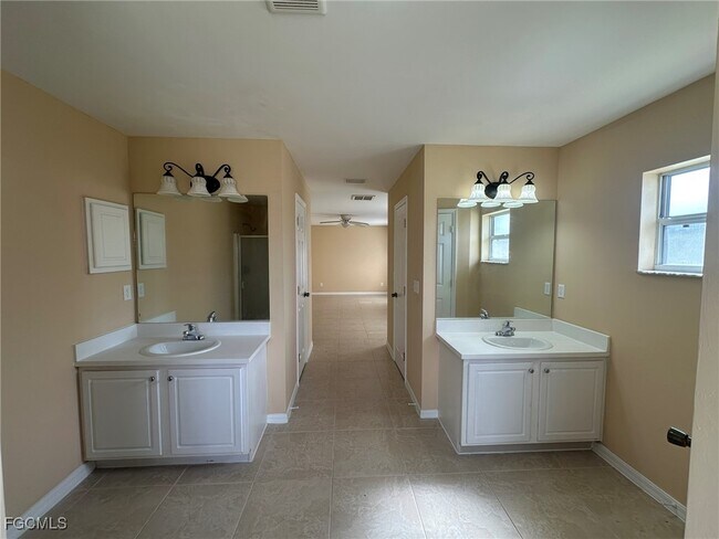 Building Photo - 2125 NE 9th Ave