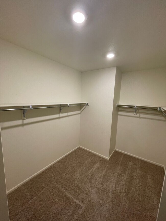 Building Photo - 3 Bed 2 Bath House in Windsor!