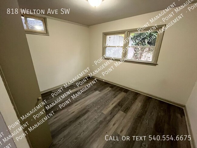 Building Photo - 2 Bed 1 Bath, Split Level Duplex