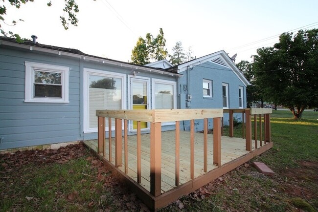 Building Photo - Available-Adorable Large 3 bedroom Home near Downtown!