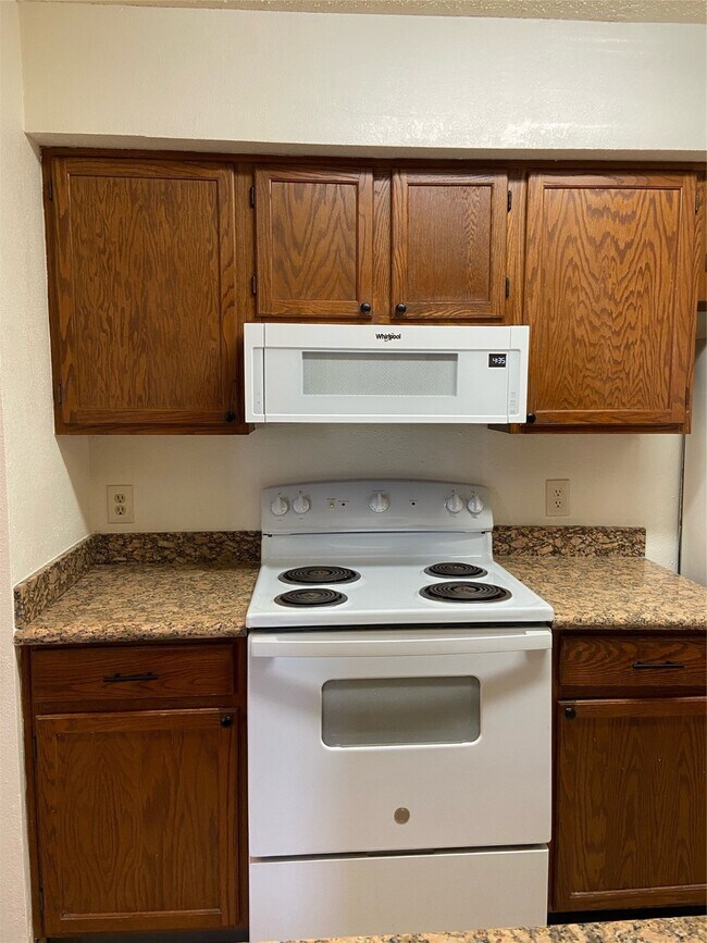 Building Photo - 17401 Red Oak Dr