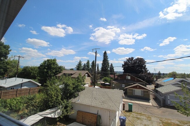 Building Photo - 1306 E Montgomery Ave
