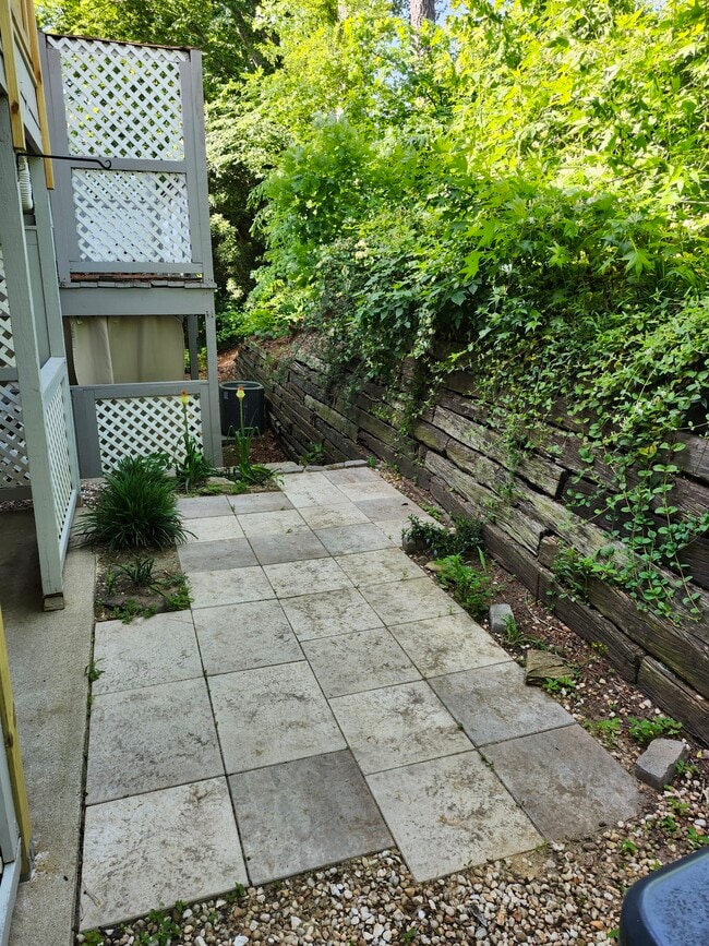 Building Photo - 203 Oak Hollow Ct