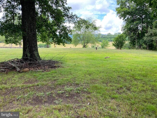Building Photo - 1909 Back Mountain Rd