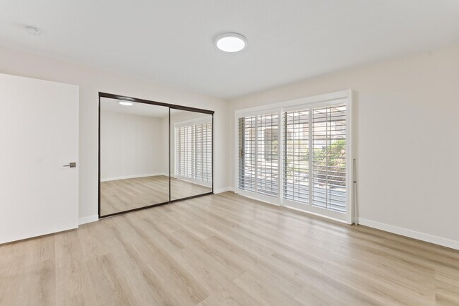 Building Photo - 505 S Farrell Dr