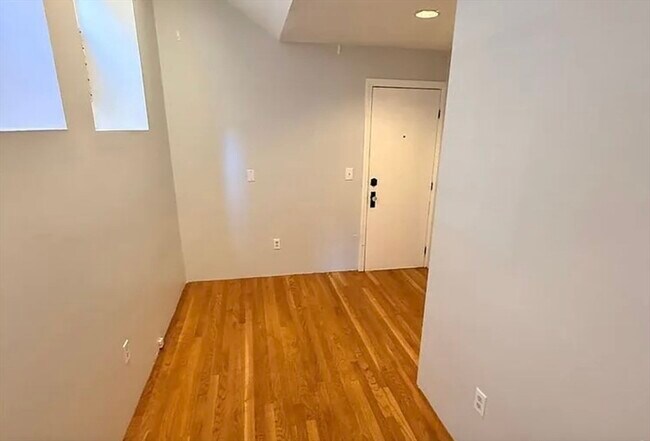 Building Photo - 452 Park Dr