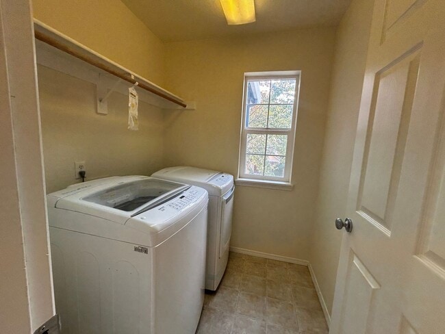 Building Photo - Spacious 4 Bedroom (plus den), 3 Bath Home...