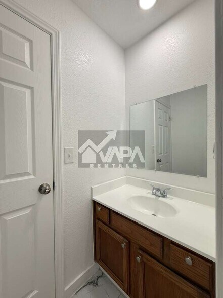 Building Photo - 5679 Wood Oak