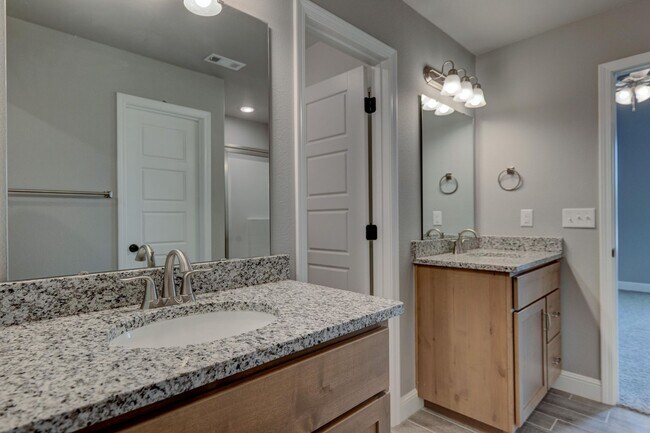 Building Photo - 802 Delaney Dr