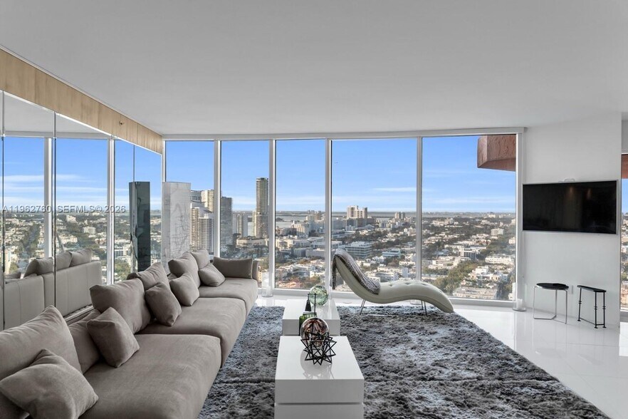 Building Photo - 300 S Pointe Dr