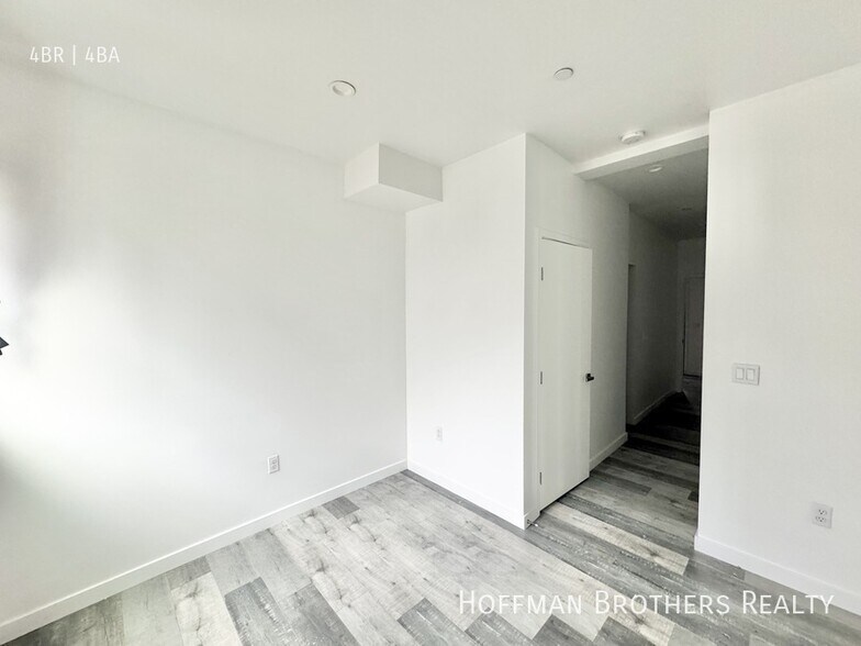 Building Photo - 156 N Mariposa Ave