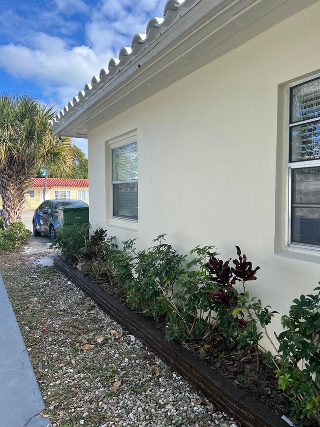 Building Photo - 1211 NE 15th Ave