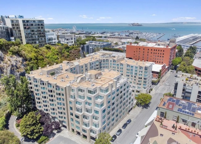 Building Photo - Luxury Corner 1BR/1BA Condo with Deck in t...