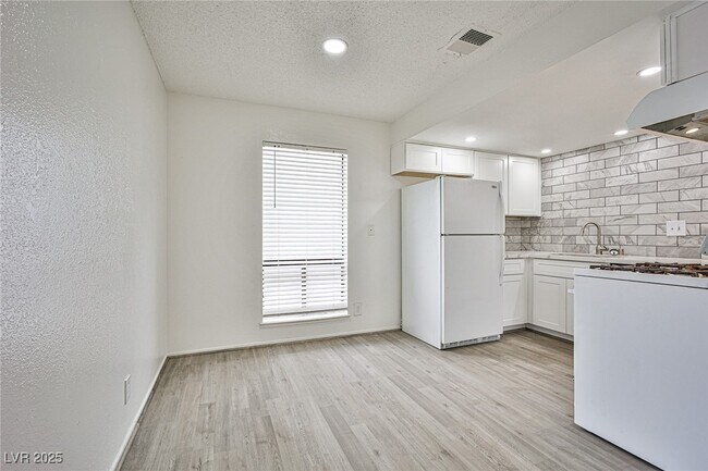 Building Photo - 5187 Caliente St