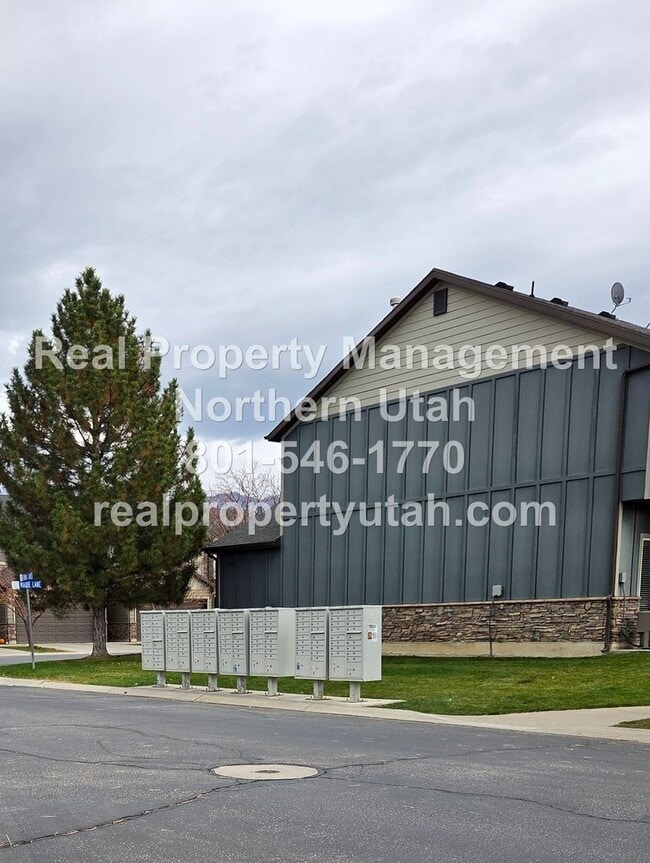 Building Photo - 3 Bedroom 2 Bath Townhome in West Haven Available Now!