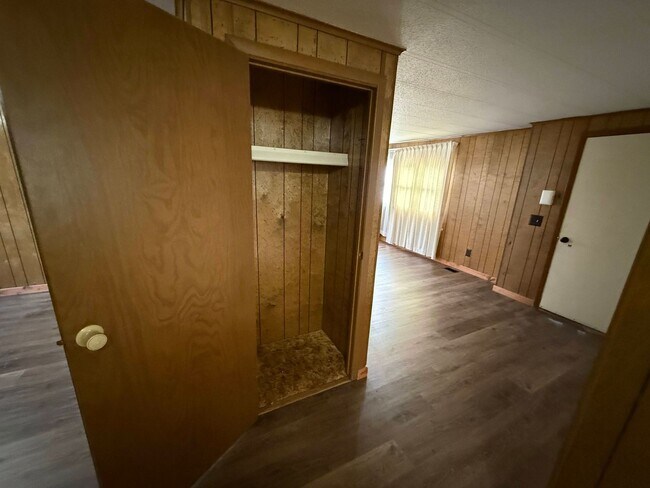 Building Photo - 4 Bed 2 Bath Home with 2 Car Garage, Large Private Fenced Yard. Lander, WY