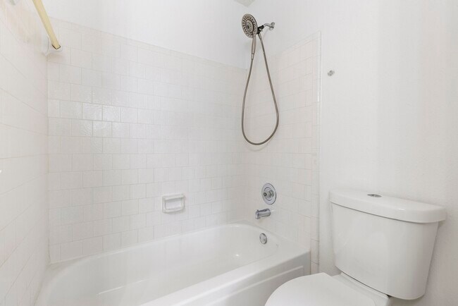 Building Photo - 10 Rockridge Ct