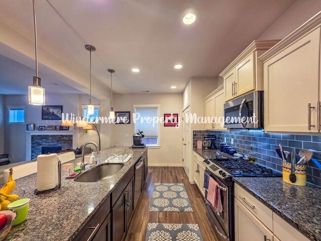 Building Photo - Gorgeous, Spacious 4 bed Home, CK Schools, LARGE fully fenced yard - A/C, close to trails and more!