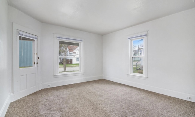 Building Photo - Selling - River Street