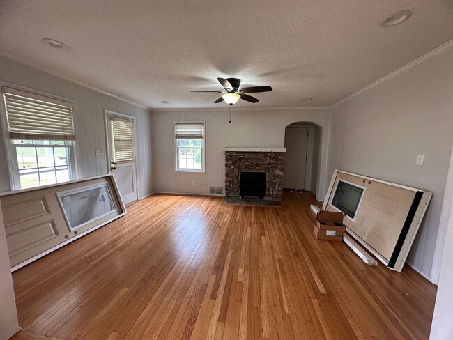 Building Photo - 2 Bedroom One Story Home on Over an Acre Lot