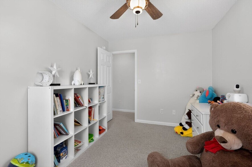 Building Photo - 373 Redwing Rd