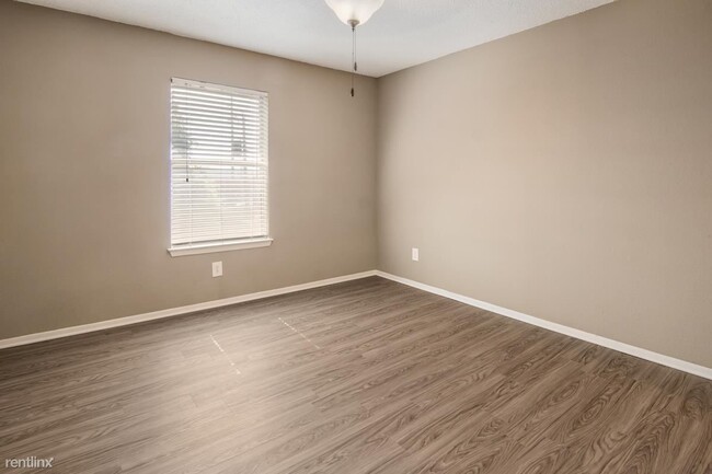 Building Photo - 1 br, 1 bath Condo - 7924 Emerald Crest Dr...