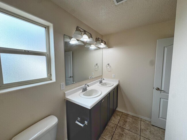 Building Photo - 11019 Marina Gate Trail NE