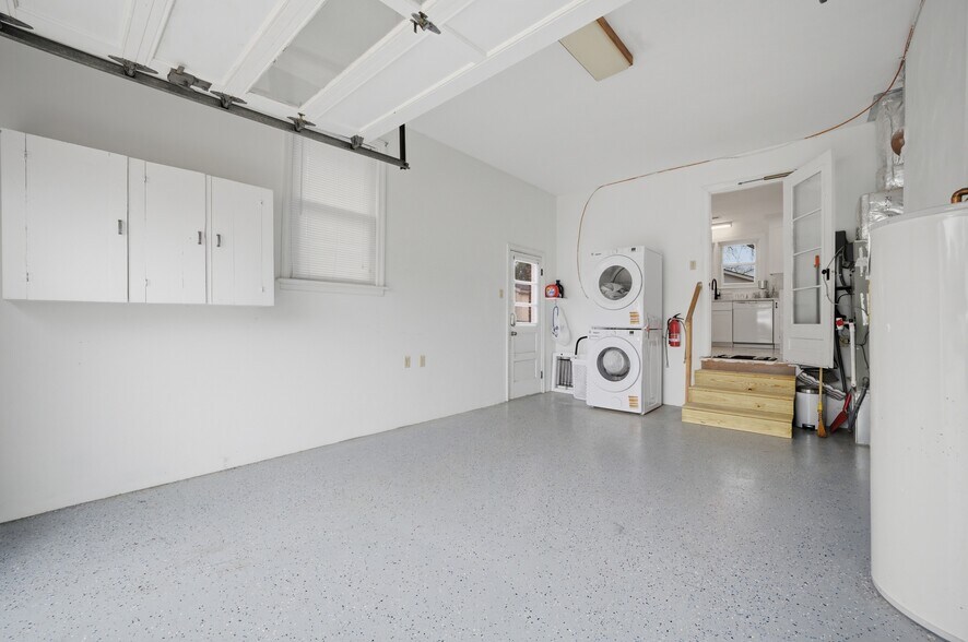 Building Photo - 335 E McGinnis Cir