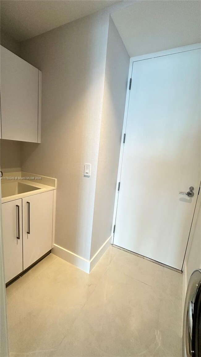 Building Photo - 15701 Collins Ave