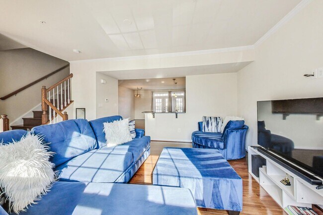 Building Photo - *Coming Soon* 3 bedroom, 2.5 bath Luxury Townhome in Market Square Subdivision!