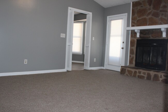 Building Photo - Lake Rim area