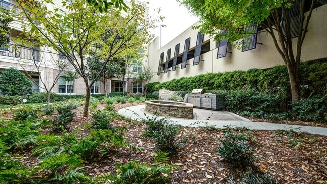 Building Photo - 3443 Kingsboro Rd NE