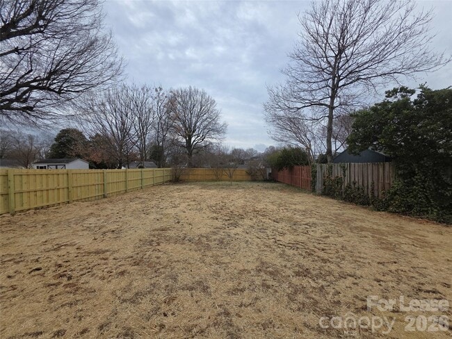 Building Photo - 200 E 2nd St