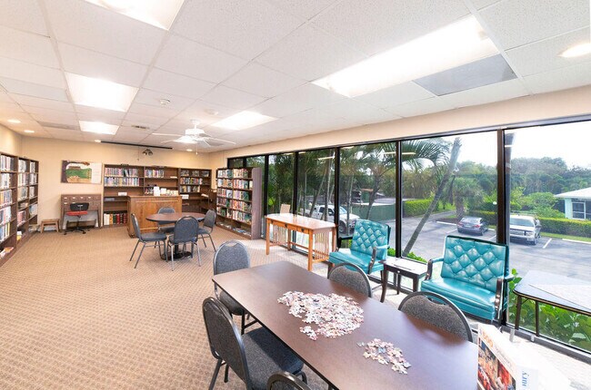 Building Photo - 18081 SE Country Club Dr